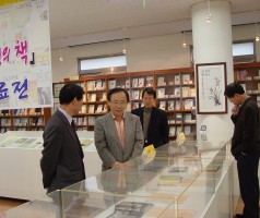 사진2-<나에게 힘이 된 한 권의 책>자료전